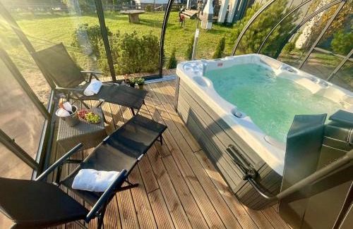 Podjazy House | Osada Skoczkowo komfortowe domki z jacuzzi nad jeziorem- sauna- balia- prywatny staw wędkarski
