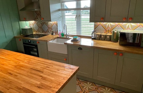 Maldon Cottage | Osea Island: Elegant Cottage