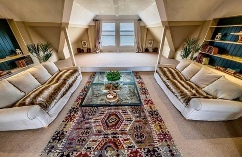 Maldon Apartment | Osea Island: Seaside Cottage