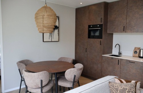Lieren House | osendael: Stylish 4-person home with 2 bedrooms, each with en-suite bathrooms—one with a whirlpool and the other with a shower and sunshower—a hot tub, partially covered outdoor terrace, and modern kitchen. Enjoy luxury in the Veluwe!