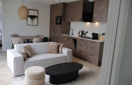 Lieren House | osendael: Stylish 4-person home with 2 bedrooms, each with en-suite bathrooms—one with a whirlpool and the other with a shower and sunshower—a hot tub, partially covered outdoor terrace, and modern kitchen. Enjoy luxury in the Veluwe!