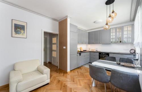 Nowa Huta Apartment | Osiedle Willowe Vintage Chic Apartment by BookingHost