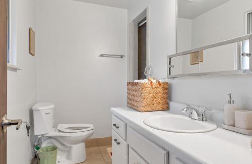 Highlands House | Our West Nest, Charming 3 BR-5 Bed - Backyard - Olde Town Arvada
