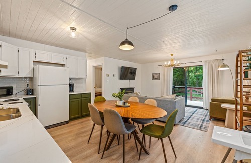 Luray Cabin | Outdoor Theatre | Hot Tub | Fire Pit | Dogs