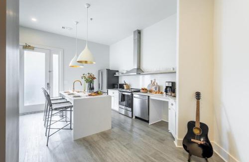 Five Points Apartment | Outrider 113 by AvantStay Accessible Bathrooms