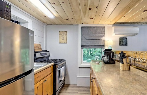 Clayton House | Outside Hot Tub. Low Cleaning Fee. Walk to Town. Wi-Fi, Fire Pit, Free Parking.