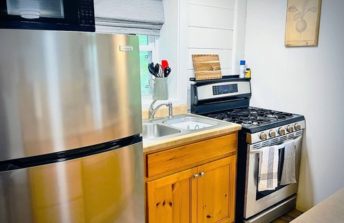 Clayton House | Outside Hot Tub. Low Cleaning Fee. Walk to Town. Wi-Fi, Fire Pit, Free Parking.