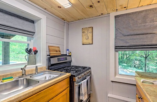 Clayton House | Outside Hot Tub. Low Cleaning Fee. Walk to Town. Wi-Fi, Fire Pit, Free Parking.