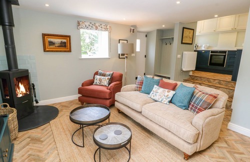 Little Hayfield Cottage | OVERLEA COWSHED, romantic, character holiday cottage in Hayfield