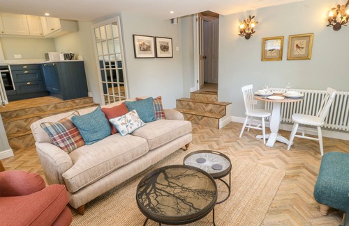 Little Hayfield Cottage | OVERLEA COWSHED, romantic, character holiday cottage in Hayfield