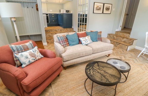 Little Hayfield Cottage | OVERLEA COWSHED, romantic, character holiday cottage in Hayfield