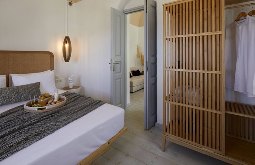 Messaria Bed & Breakfast | Overlooking Santorini’s iconic caldera from the side of Pyrgos Village hilltop!