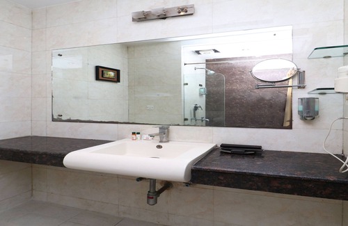 Sector 31 Hotel | OYO 13783 The Claire