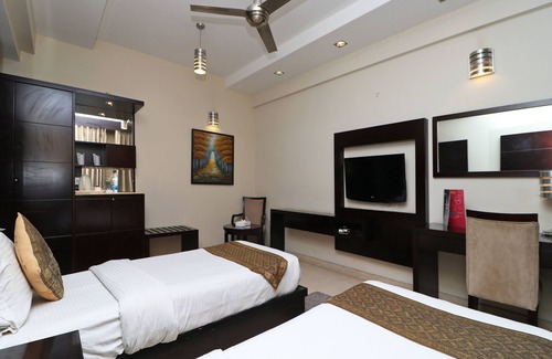 Sector 31 Hotel | OYO 13783 The Claire