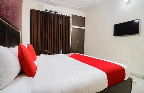 Sector 45 Hotel | OYO 48902 The White Villa