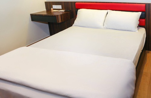 Taman Mount Austin Hotel | OYO 90027 Happy Hotel