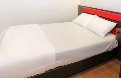 Taman Mount Austin Hotel | OYO 90027 Happy Hotel