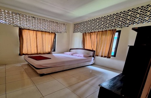 Cisarua Hotel | OYO 93280 Villa Efita