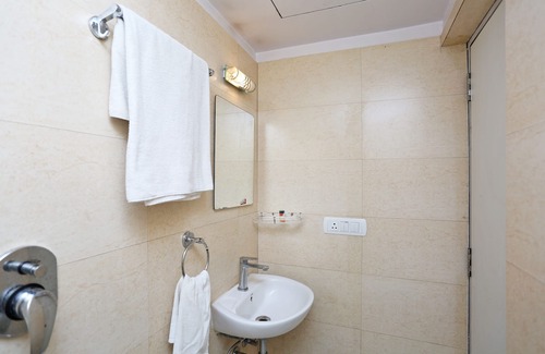 Kolkata House | OYO 9662 Kajali Guest House