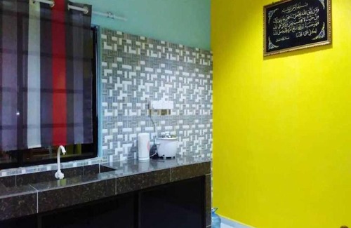 Kampong Raja Hotel | OYO Homes 90590 Mazhomestay