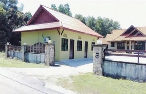 Kampong Raja Hotel | OYO Homes 90590 Mazhomestay