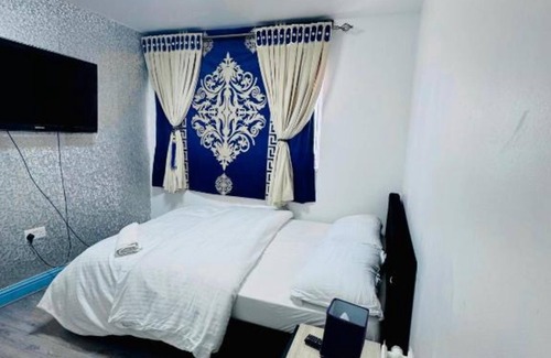 Bolton Hotel | OYO Unique Private Rooms - Bolton Central, Free Parking