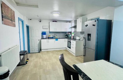 Bolton Hotel | OYO Unique Private Rooms - Bolton Central, Free Parking