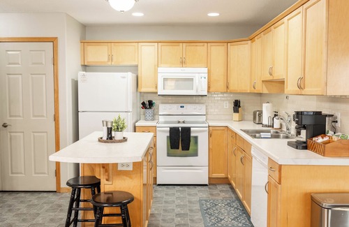 Moorhead House | Pac n Play I King Bed I 75" TV I XL Fenced Yard