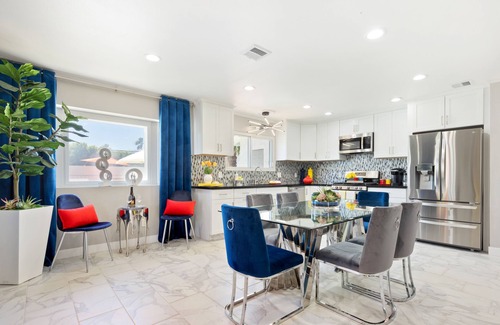 Racquet Club South House | Palm Springs Deluxe Rentals + Putting Greenn