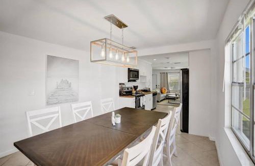 Southwest Apartment | Palm Wave Says - 5 Star - Quiet Area - Stocked