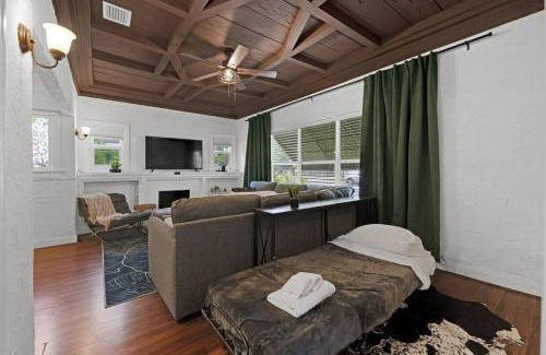 Pinewood Park Apartment | Palm Wave Says - Designers Stay - No Extra Fees