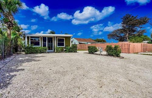 Southwest Apartment | Palm Wave Stays - Central and Cozy Apt