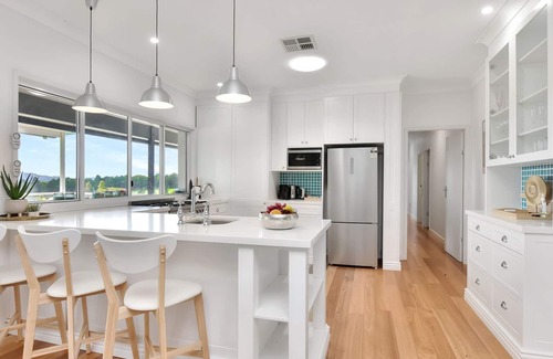 Pokolbin House | Palmers Lane Vineyard 6br Homestead with Pool