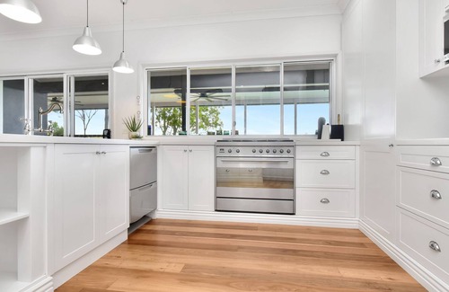 Pokolbin House | Palmers Lane Vineyard 6br Homestead with Pool