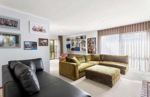 Mount Eliza House | Palmyra Villa - Pool & Spa, Steps to Village