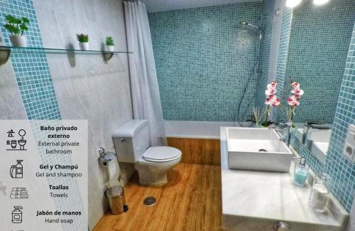 La Trinidad-San Juan y Todos los Santos House | Panorama Córdoba Center, baño privado externo a la habitación