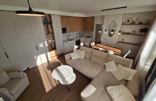 Kaunas Apartment | Panoramic balcony 3BD apt with king bed