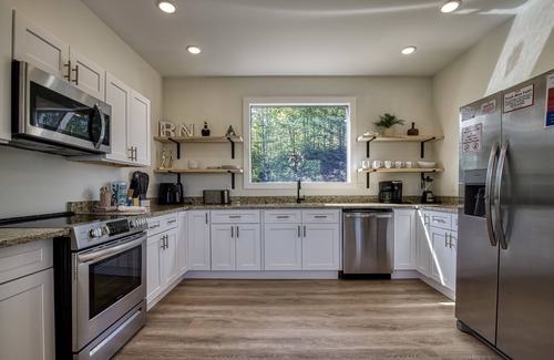 Gatlinburg - Pigeon Forge Cabin | Panoramic Paradise 4 Bedroom Cabin by RedAwning