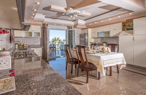 Akrotiri Villa | Panoramic Views, Authentic Atmosphere, Privacy, Luxury