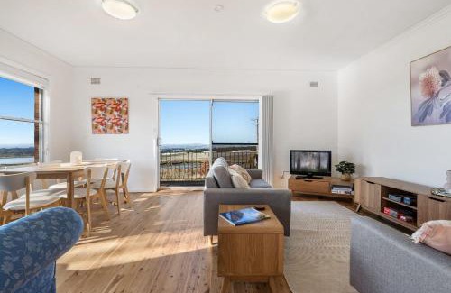 Canobolas House | Panoramic Views on Pinnacle - 3 Bedroom Farm Stay