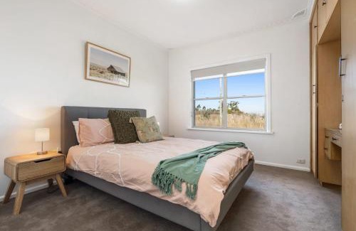 Canobolas House | Panoramic Views on Pinnacle - 3 Bedroom Farm Stay