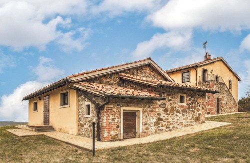 Chianciano Terme Apartment | 'Papavero' Room with Mountain View, Shared Pool and Wi-Fi