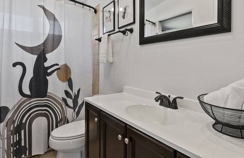 Thousand Oaks House | Paradise Park w Fire Pit, Hot Tub, Mini Golf and Game Room