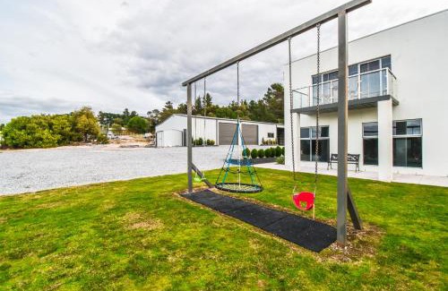 Clarence Point House | Paradise Point - Entire home in Clarence Point, Tasmania Australia, 10 guests 7 bedrooms 7 beds 3 baths
