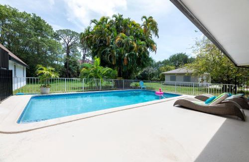 Palm Beach Gardens Apartment | Paradise Pool Villa! Minutes to Beaches & Downtown