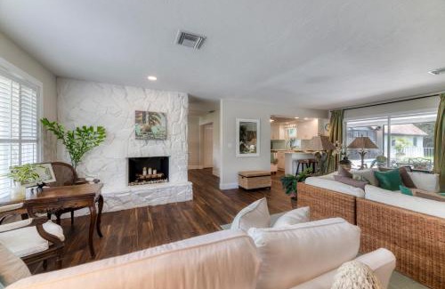 Palm Beach Gardens Apartment | Paradise Pool Villa! Minutes to Beaches & Downtown