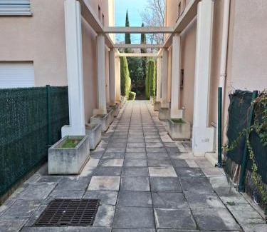 Larose Apartment | Parc de la roseraie
