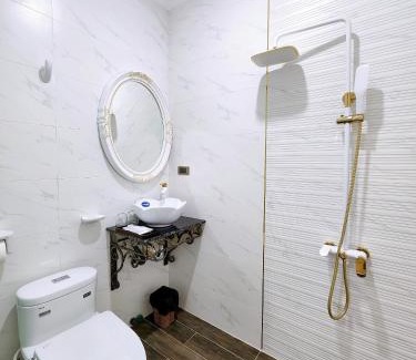 Vinh Long Hotel | Paris Hotel & Cafe