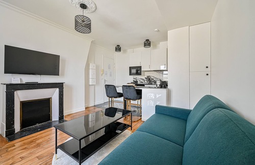 Quartier Sainte-Avoye Apartment | Parisian Flat at Square Du Temple - N192