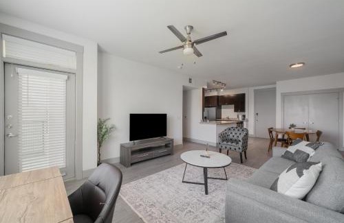 Oak Lawn Apartment | Park West 450 1bedroom Suite, Pool, Gym, Parking